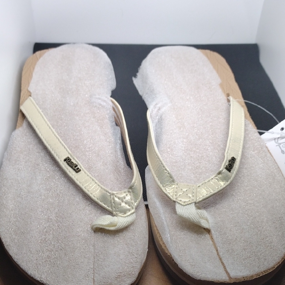 Step into comfort with Kuailu Women's Cream Flip Flops.  Size 9 - Picture 7 of 7